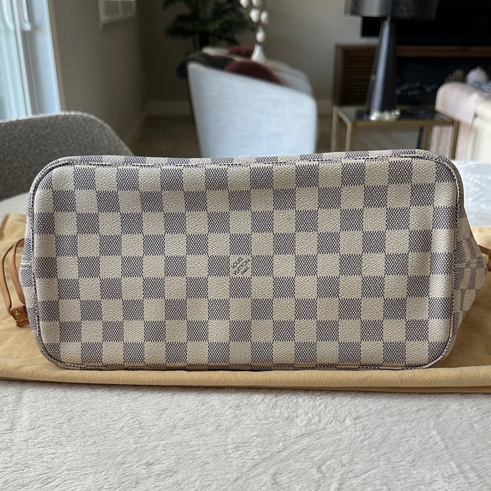 Louis Vuitton Damier Azur Neverfull MM Tote in White and Tan - Picture 8 of 10